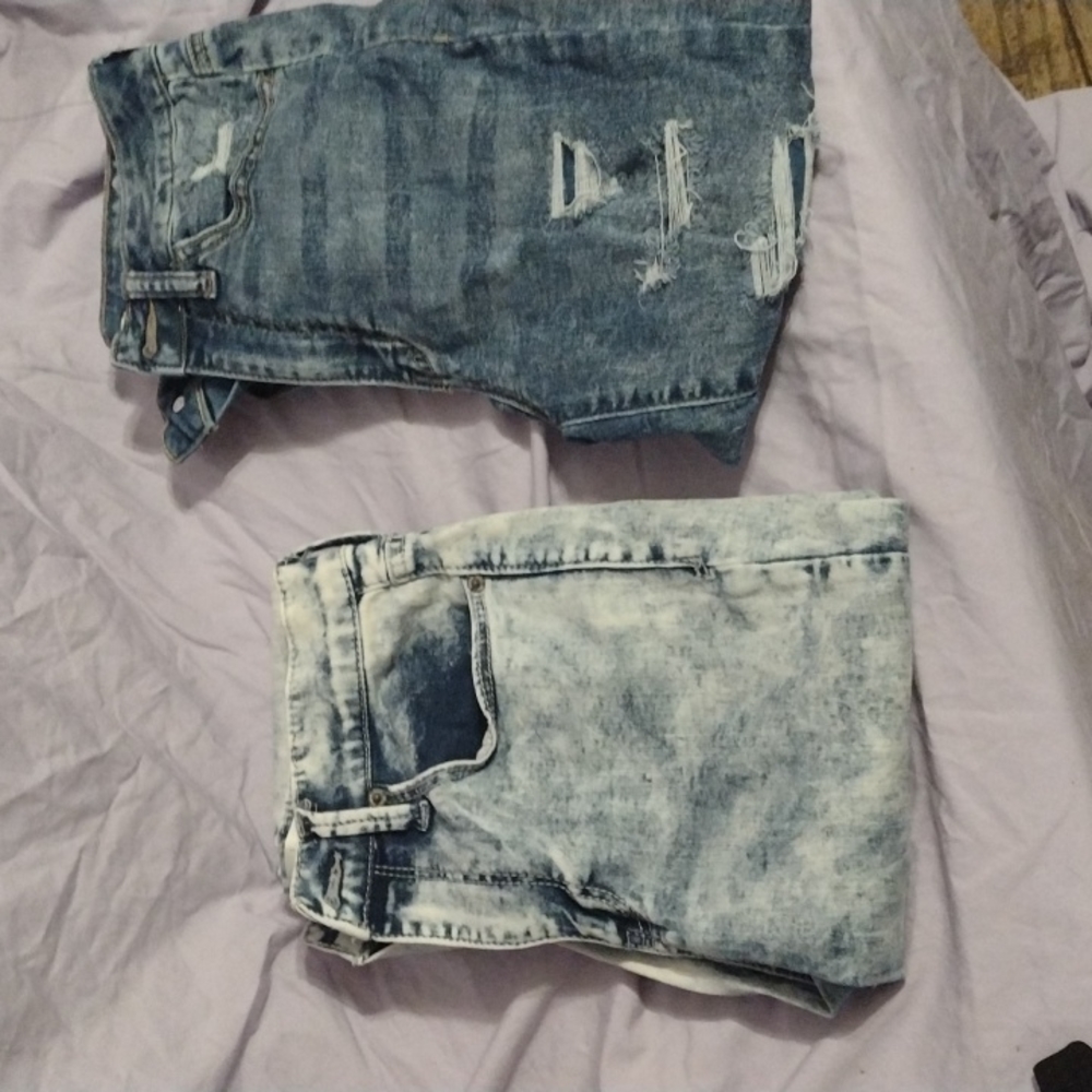 2 pairs never worn jeans